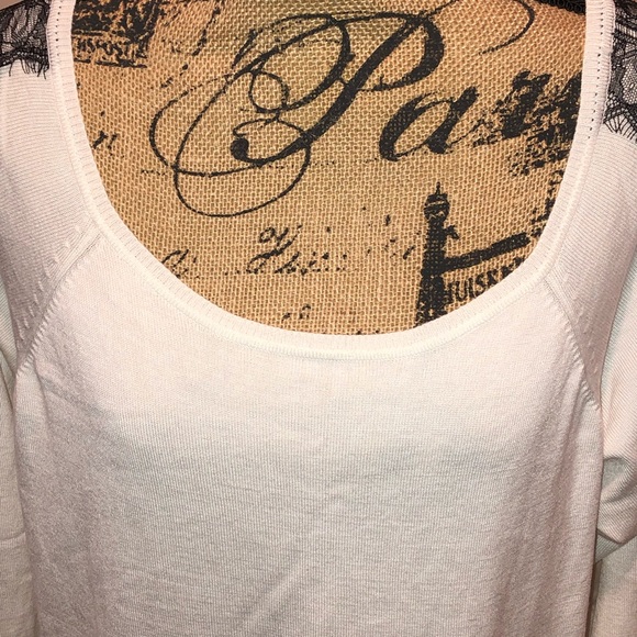 ⛲️ Soft & Lacy Liz Claiborne Top ⛲️ - Picture 2 of 8